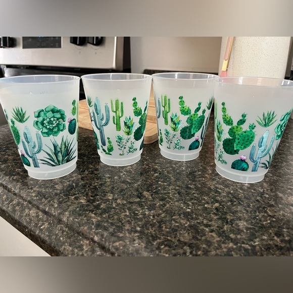 Set of 4 plastic cactus cups - Picture 1 of 2